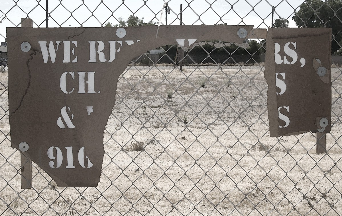 urban_signs_broken_decay_chainlinkfence_refinancescams-397636.jpg!d