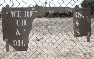 urban_signs_broken_decay_chainlinkfence_refinancescams-397636.jpg!d